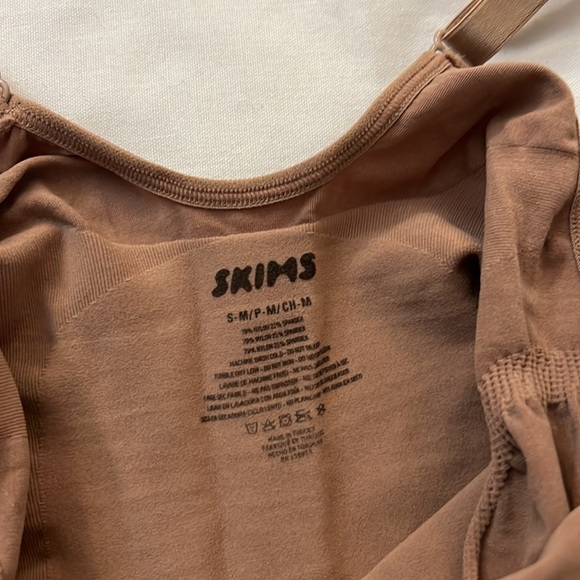 SKIMS SEAMLESS SCULPT MID THIGH BODYSUIT - Picture 2 of 3